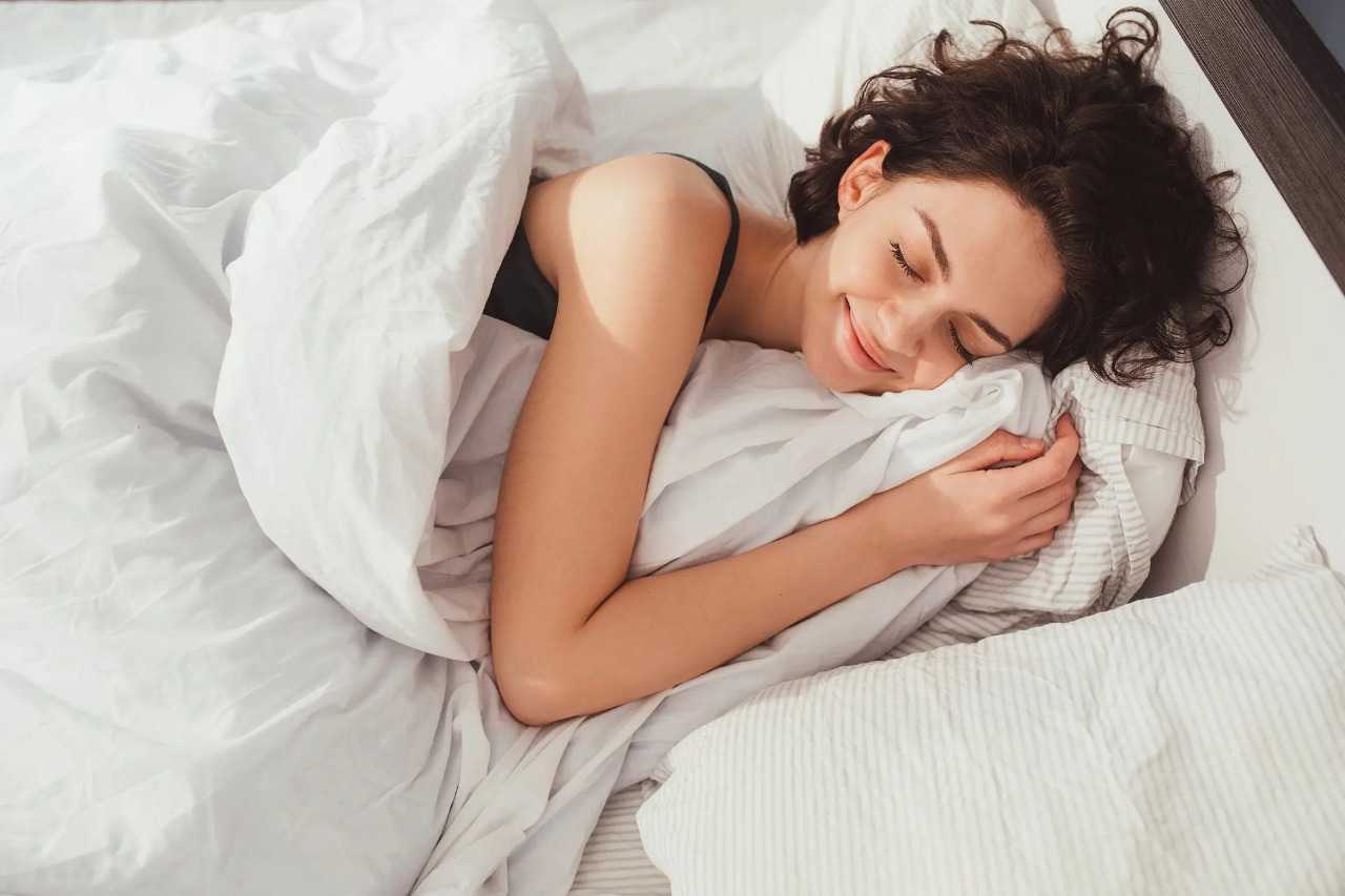 How to sleep within 2 minutes: सिर्फ 2 मिनट में गहरी नींद दिलाएगा नौसेना का यह फॉर्मूला