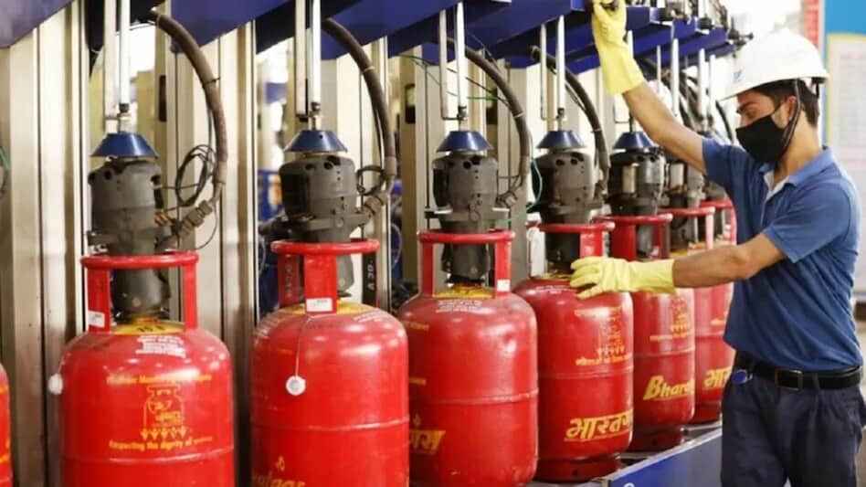 Ujjwala Gas Cylinder Price Cut Hindi