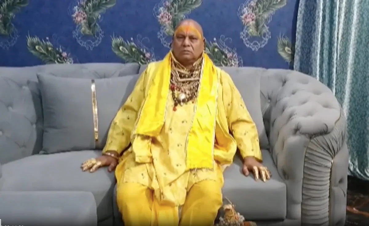 Meet Kanpur ‘Google Golden Baba’, He is Called A Mobile Gold Shop, Wears 4 kg Gold Every Day