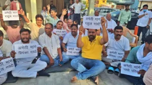 Demand for Rahul Gandhi to contest elections from Amethi, workers protest outside Congress office, VIDEO