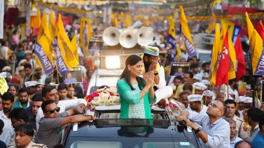 तिहाड़ में बंद है CM Arvind Kejriwal, पत्नी Sunita Kejriwal ने संभाली कमान, दिल्ली में रोड शो करते हुए कही बड़ी बात